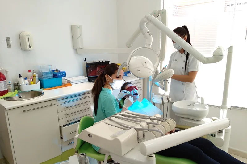 Doctora Rovaletti realizando Blanqueamiento Dental en Fuengirola 